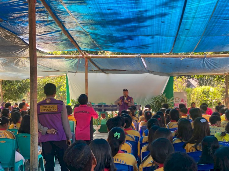 Gelar Trauma Healing di SMAK Syuradikara, Tim Psikologi Polda NTT dan Jatim Pulihkan Mental 350 Pelajar