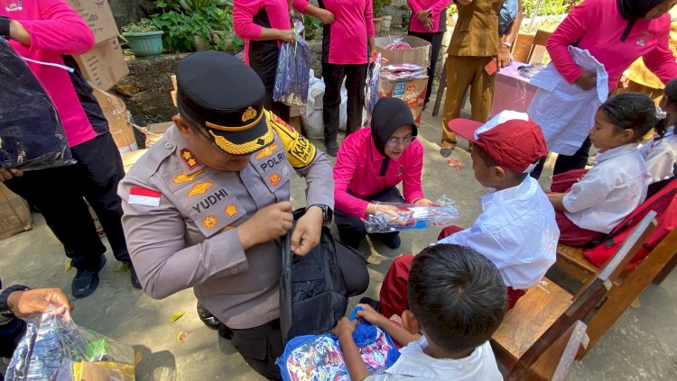 Kapolres Ende Bersama Ketua Bhayangkari Serahkan Bantuan Perlengkapan Sekolah dari PP Bhayangkari untuk Siswa SD Inpres Roworena 2