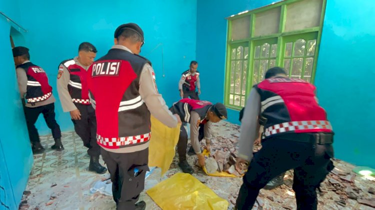 Polres Ende Bergerak Cepat, Sat Samapta Gotong Royong Bersihkan Puing Rumah Warga Terdampak Gempa di Puubheto