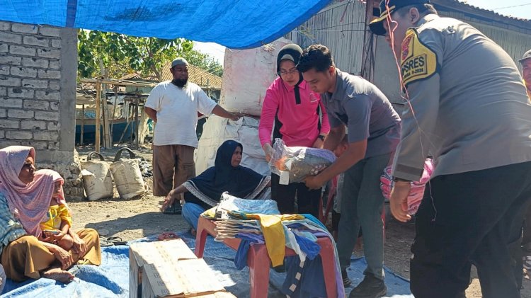 Bentuk Perhatian kepada Warga Terdampak Gempa, Kapolres Ende Bersama Bhayangkari Salurkan Bantuan Utama untuk Warga di Paupanda Ende