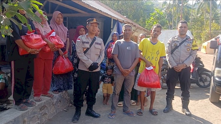 Dukung Pemulihan Pasca Gempa, Polsek Ende Salurkan Bantuan kepada Warga Terdampak
