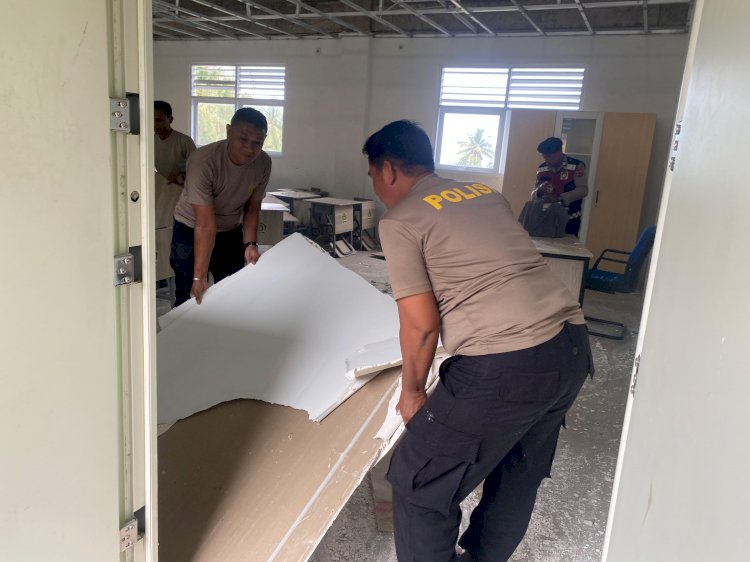 Pulihkan Trauma Pascagempa, Personel Sat Samapta Polres Ende Bergotong Royong Bersihkan Puing Bangunan MTsN 3 Ende
