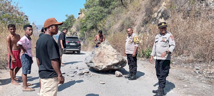 Polsek Maurole Polres Ende bersama Warga Gotong Royong Bersihkan Batu Penutup Badan Jalan Pasca Gempa