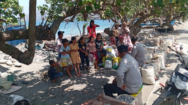 Wujud Nyata Program Kasih Polda NTT, Satbinmas Polres Ende Serap Aspirasi dan Dekati Warga Pesisir Mautapaga Pasca Gempa Flores