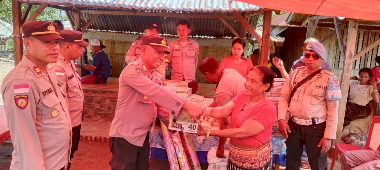 Peduli Korban Gempa Flores, Polres Ende Polda NTT Menembus Akses Demi Antar Bansos Ibu Ketua Umum Bhayangkari ke Detukeli