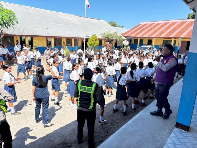 Kembalikan Senyum Anak Pasca Gempa, Srikandi Polres Ende Polda NTT Hadirkan Permainan Edukatif dan Kegiatan Kreatif di SMP Swasta Kristen