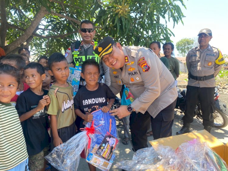 Sentuhan Kasih Kapolres Ende Serahkan Bansos dari Kapolres TTU kepada Warga dan Anak Sekolah Korban Gempa di Desa Ulu Dala Maurole