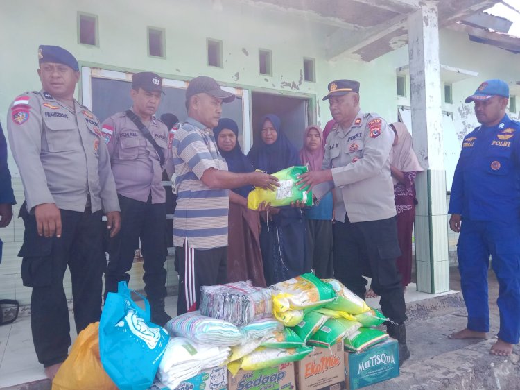 Bantu Warga Terdampak Gempa Terus Mengalir, Polres Ende Polda NTT Salurkan Puluhan Paket Sembako di Pulau Ende