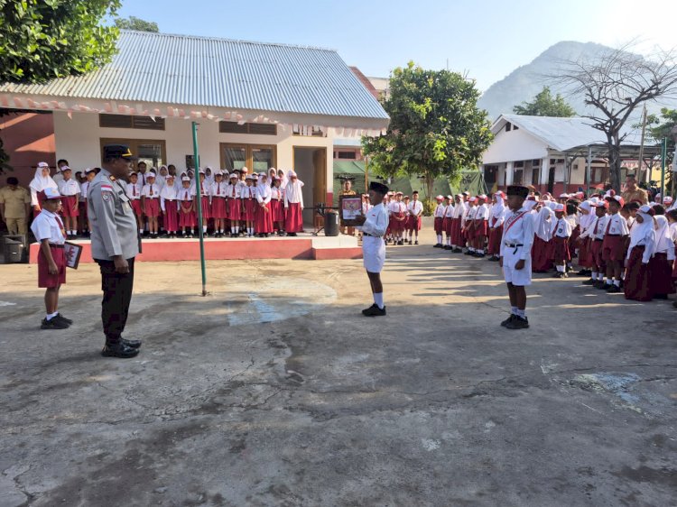 Kasat Binmas Polres Ende Polda NTT Tekankan Kesiapsiagaan Bencana dan Edukasi Empati Saat Jadi Irup di SDI Ende 1 dan SDN Ende 9