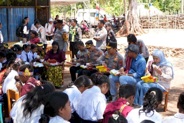 Resmikan Revitalisasi SMPTK Imanuel Tuapakas, Kapolda NTT Ajak Siswa Makan Bersama Penuh Kehangatan