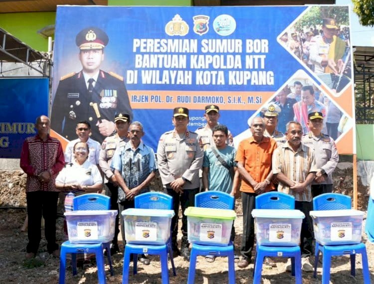 Resmikan Delapan Titk Sumur Bor, Kapolda NTT Salurkan Bansos kepada Warga Kelurahan Belo