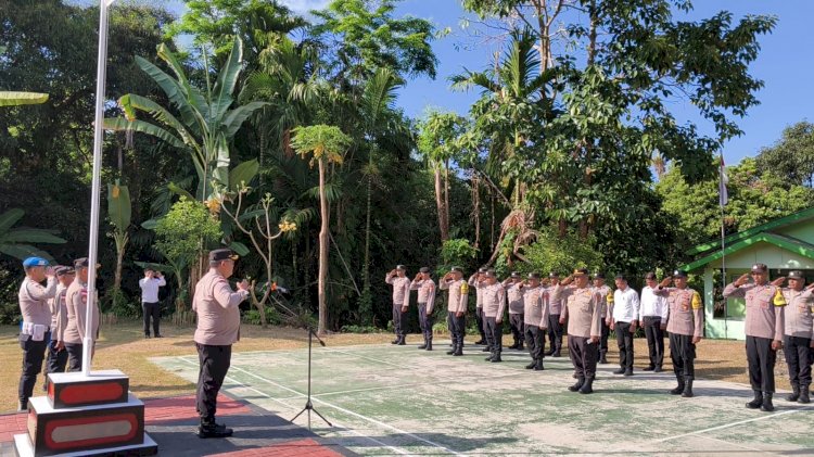 Pimpin Langsung Apel Pagi di Polsek Ndona, Kapolres Ende Berikan Motivasi Hingga Fasilitas Pangkas Rambut Gratis untuk Anggota