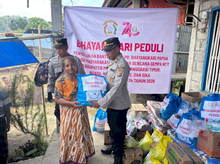 Bhayangkari Polda Papua Salurkan Bantuan Sosial untuk Warga Terdampak Gempa Flores di Ende