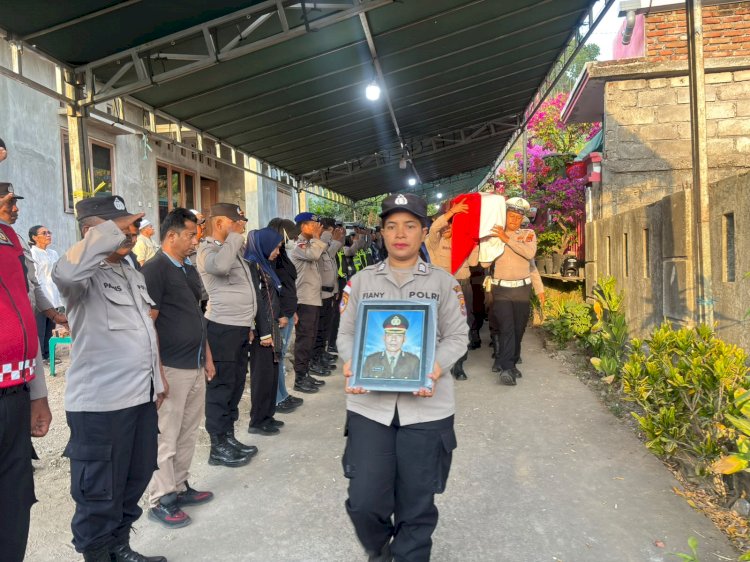 Personel Polres Ende Polda NTT Beri Penghormatan Terakhir Lepas Kepergian Kompol (Purn) Ida Kadek Widnya
