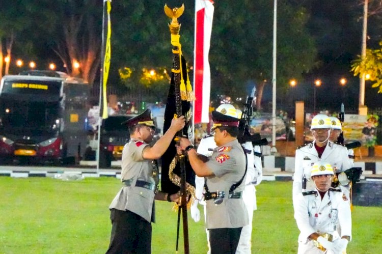 Penyerahan Paraka Catya Turangga Wira Sakti Tandai Pergantian Kepemimpinan Polda NTT dari Komjen Pol. Dr. Rudi Darmoko, S.I.K., M.Si. kepada Irjen Pol. Reza Arief Dewanto, S.I.K.
