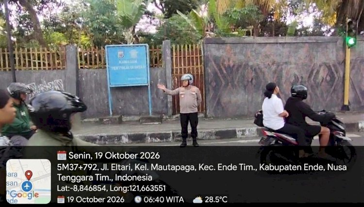 Wujud Nyata Polisi Hadir di Tengah Masyarakat, Kapolres Ende Turun Langsung Atur Lalu Lintas di Jalan Raya