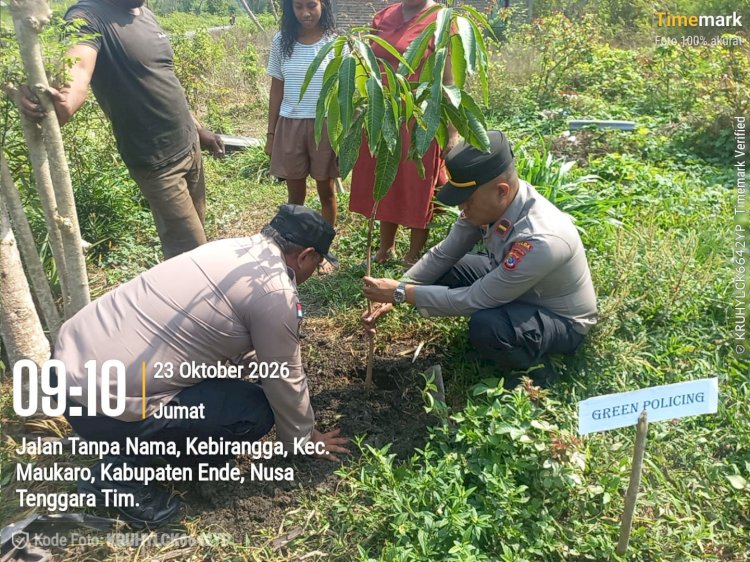 Hijaukan Desa Kebirangga, Polsek Maukaro Gelar Green Policing Tanam Pohon Mangga Bersama Warga