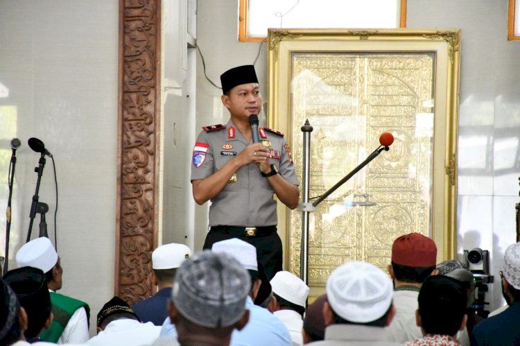 Jumat Keliling Wakapolda NTT: Sholat Berjemaah, Sampaikan Pesan Kamtibmas dan Sambangi Pelajar