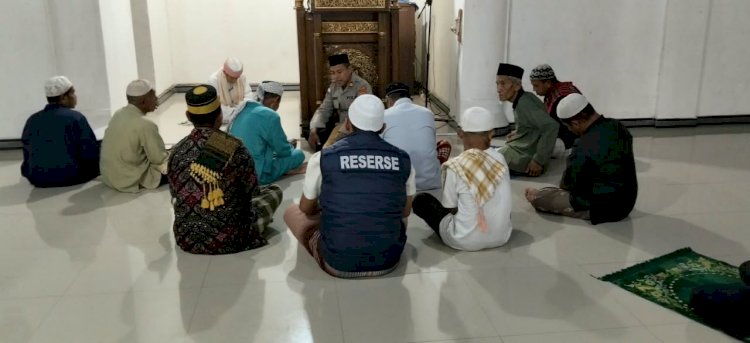 Pererat Silaturahmi dan Jaga Kamtibmas bersama, Polsek Maurole Gelar Subuh Keliling di Masjid Nurullah