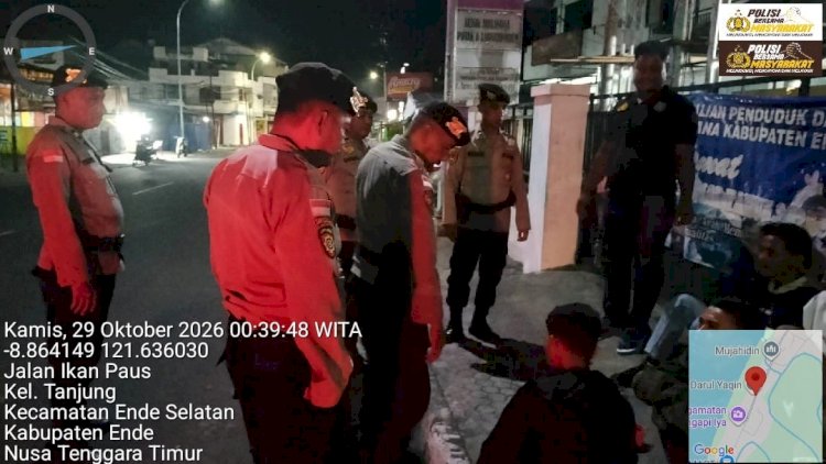Cegah Potensi Gangguan Kamtibmas, Personel Patroli Satsamapta Polres Ende bubarkan Remaja Nongkrong Larut Malam