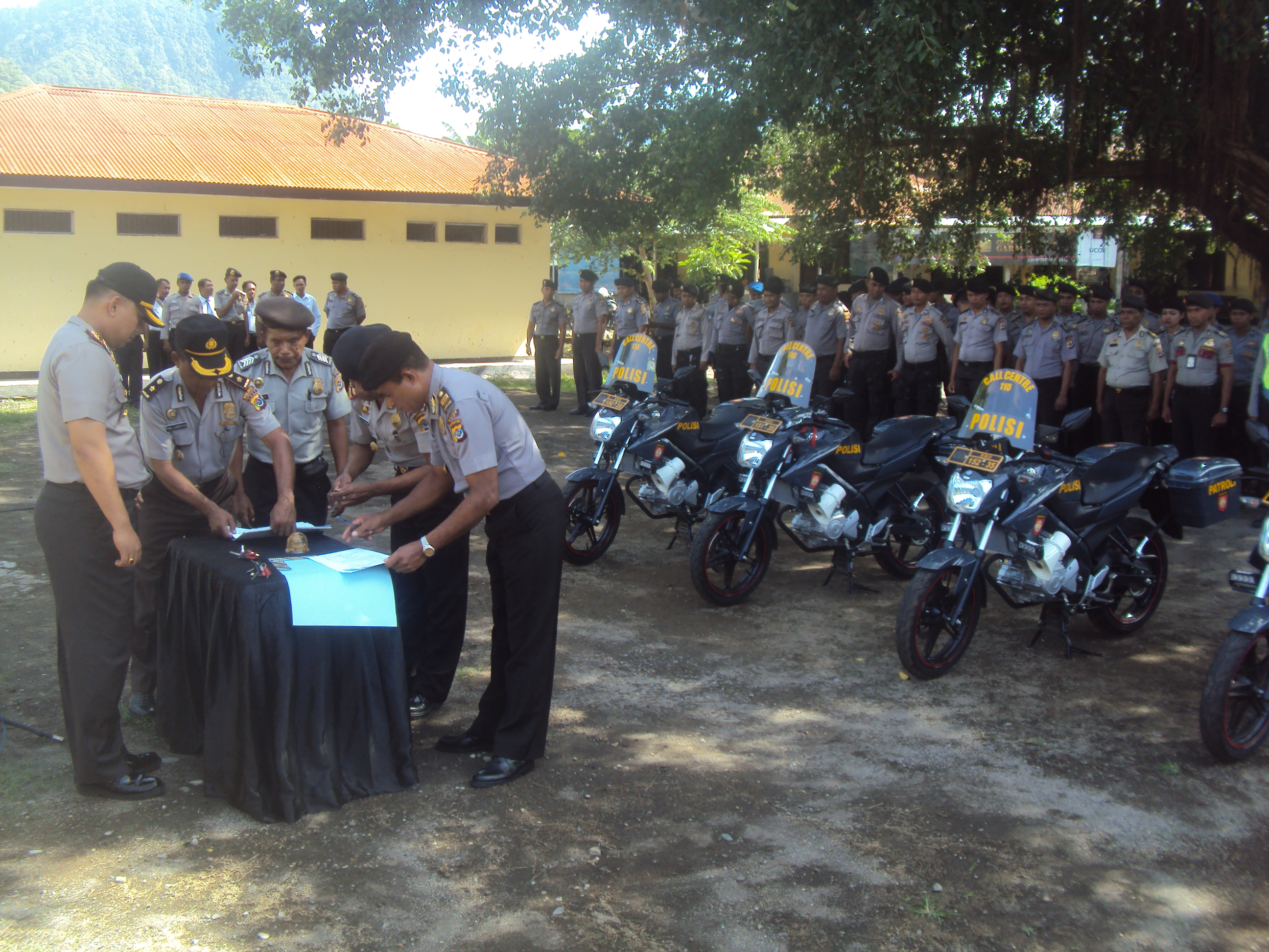 Penyerahan Ranmor R2 oleh Kapolres Ende kepada Anggota babinkamtibmas