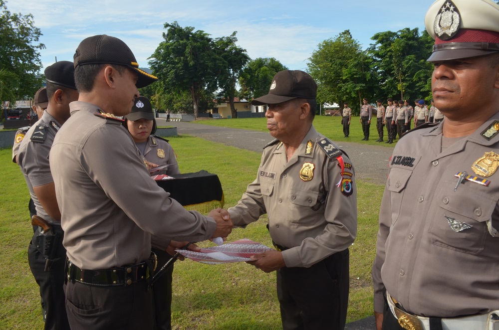 Upacara  pemberian Penghargaan Bagi Personel Polres Ende yang berprestasi.