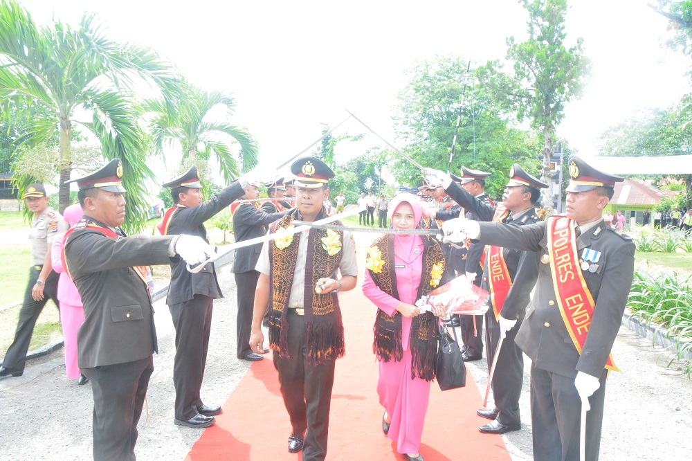 Tradisi Pedang Pora Sambut Kedatangan Kapolres Baru Polres Ende