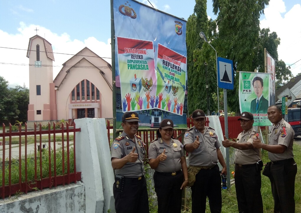 Menjelang Pilkada Serentak Satbinmas Polres Ende Melaksanakan Giat Pemasangan Spanduk Himbauan Kamtibmas Pilkada Damai 2018