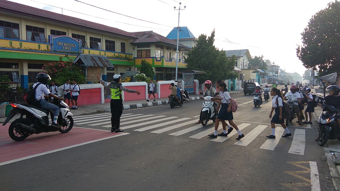 Giat rutin Satlantas Polres Ende di Pagi Hari dengan melaksanakan pelayanan pengaturan Lalu Lintas