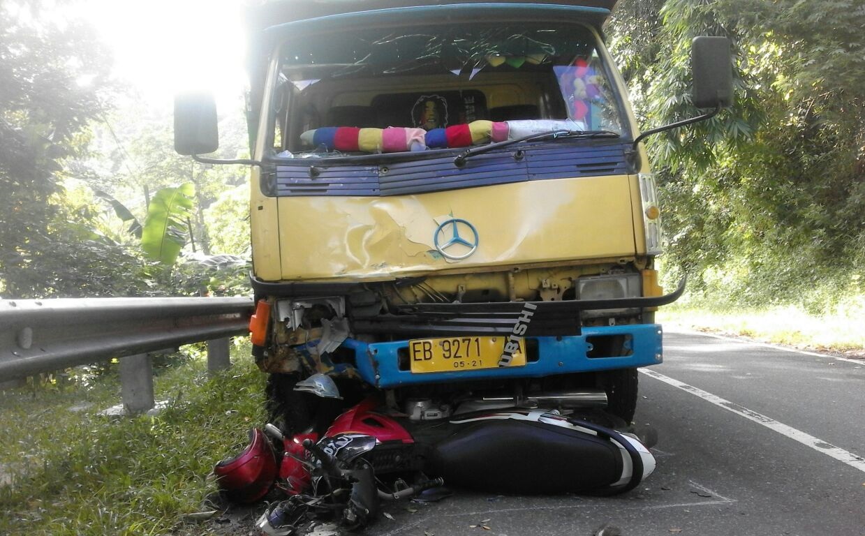 Laka Lantas Antara Mobil Truk Kayu vs Sepeda Motor