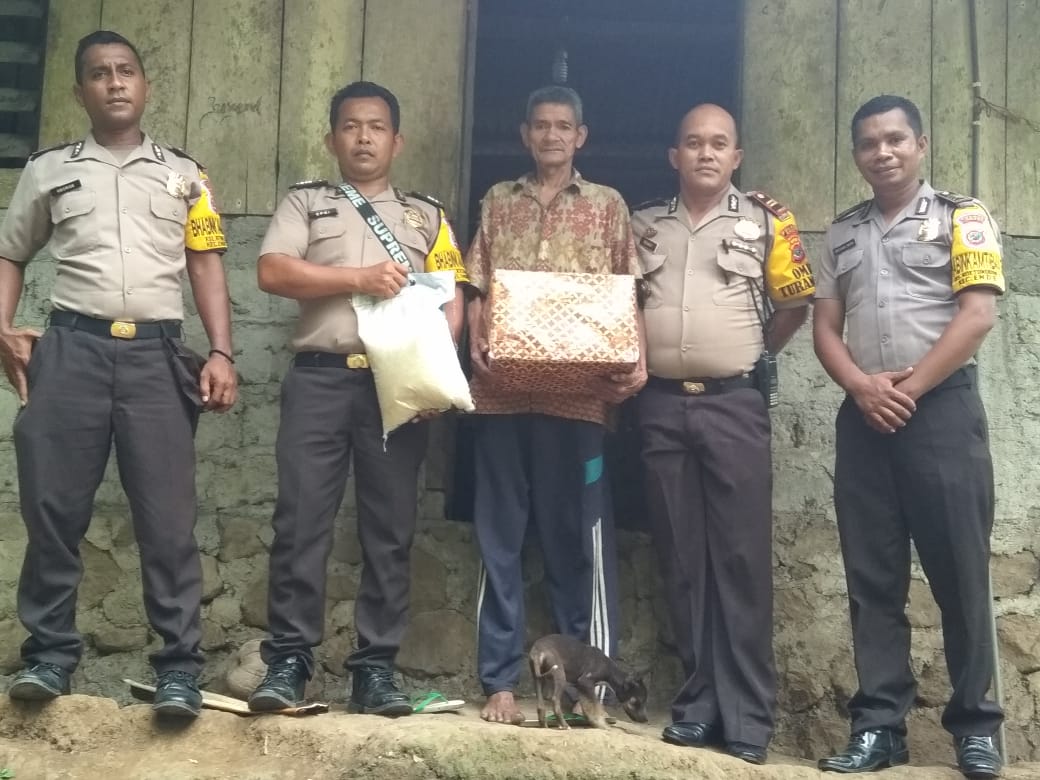 Polres Ende Peduli, Beri Bantuan Sembako Bagi Warga Kurang Mampu