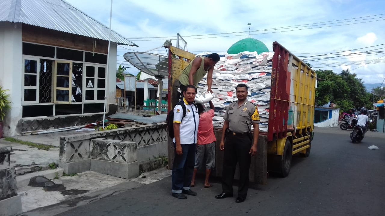 Bhabinkamtibmas Pantau Pendropingan, Pastikan Beras Rastra tersalurkan