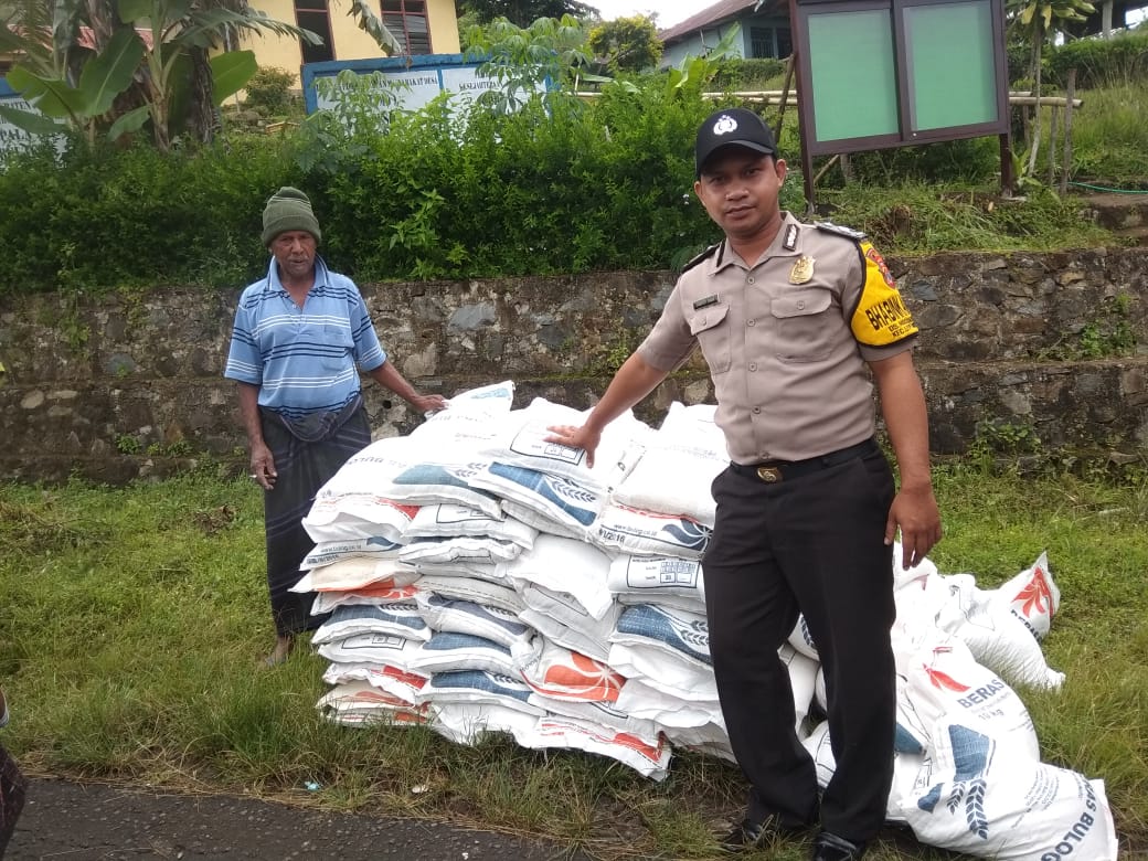 Bhabinkamtibmas Polsek Detusoko Terjun Langsung Awasi Proses Pendropingan dan Penyaluran Rastra