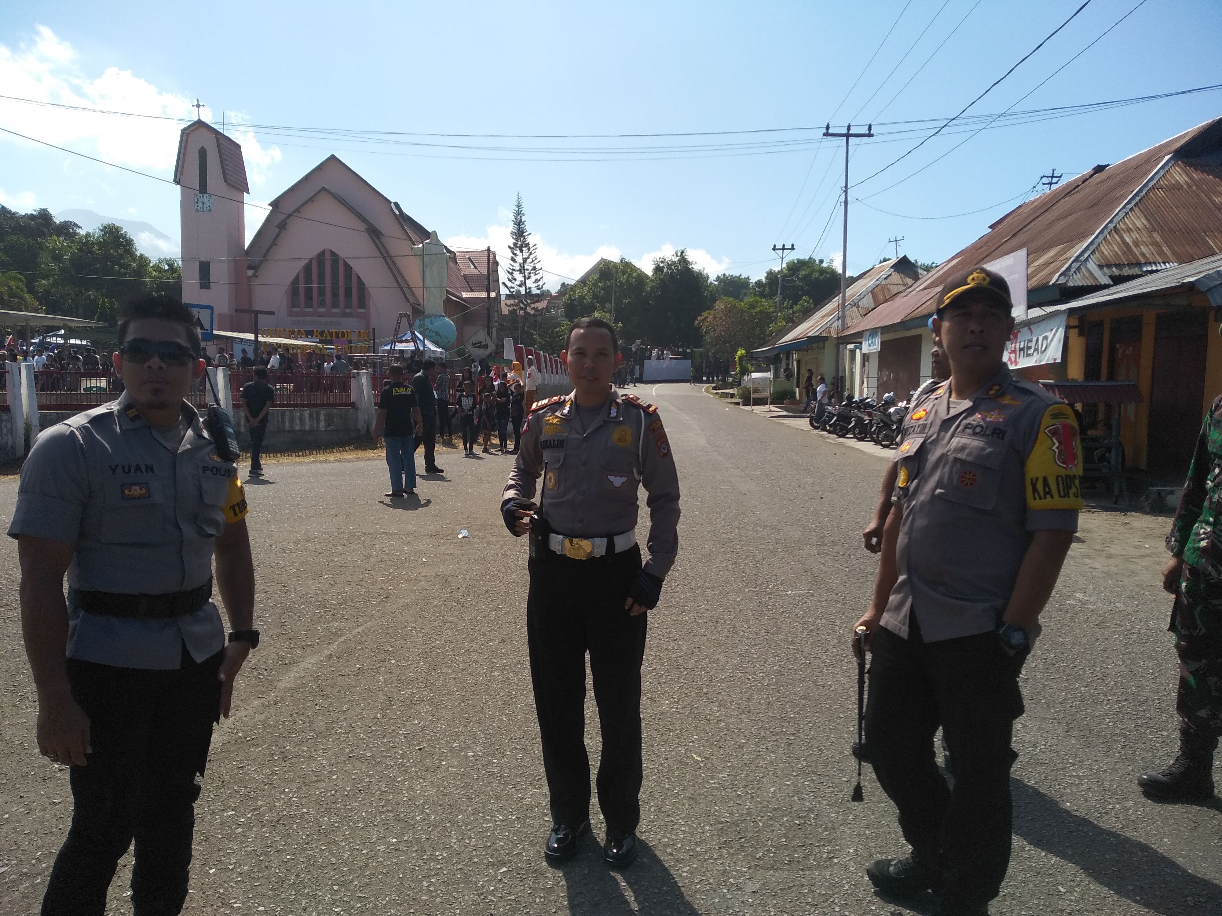 Polres Ende Mengamankan Perayaan Jalan Salib di Gereja Katedral Ende