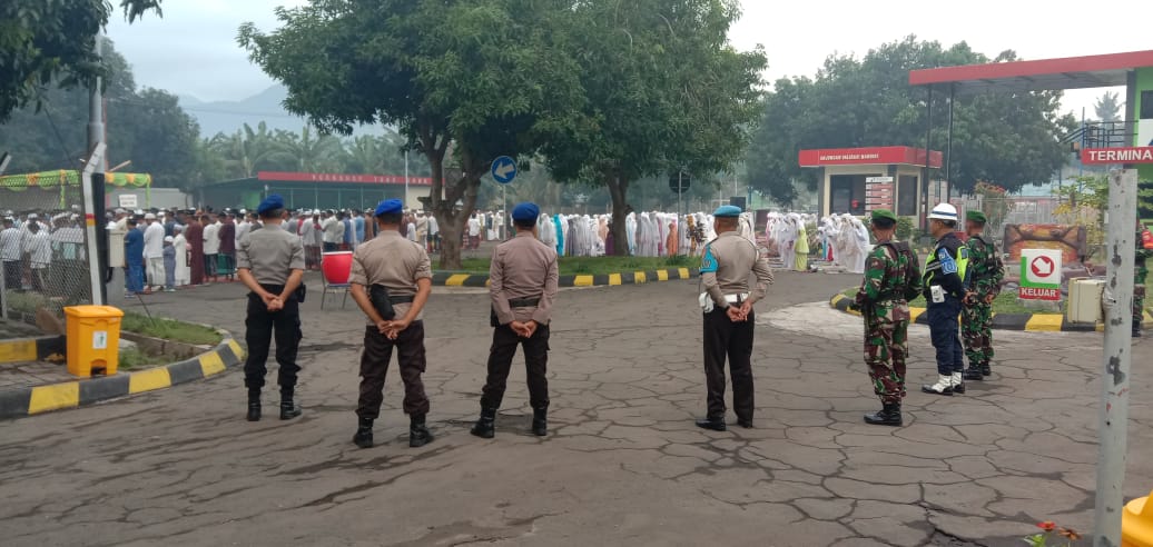 Berikan Rasa Aman Dan Nyaman,Personil Polres Ende Laksanakan Pengamanan Sholat Idul Fitri 1440 H