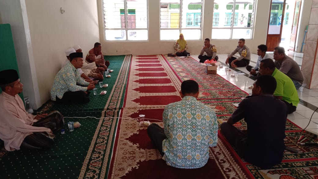 Bhabinkamtibmas Desa Ndorurea dan Bhabinkamtibmas Desa Tanazozo Hadiri Rakor Pembentukan Kegiatan Halal bihalal Tingkat kecamatan