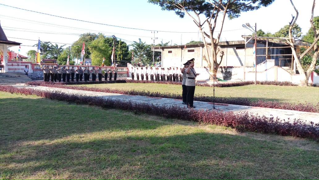 Hari Bhayangkara ke-73, Kapolres Ende Pimpin Ziarah Makam Pahlawan Dan Tabur Bunga Di Laut