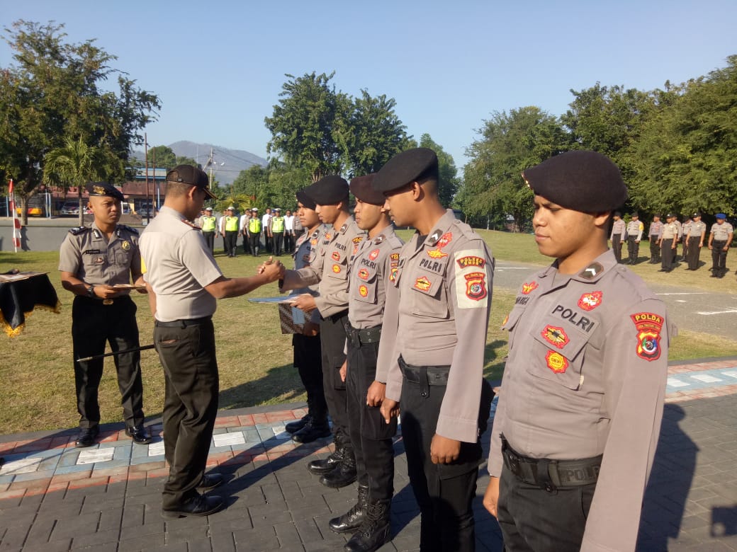 BKO Ke Polda Metro Jaya,Kapolres Ende Berikan Piagam Penghargaan Kepada 5 Personil Polres Ende