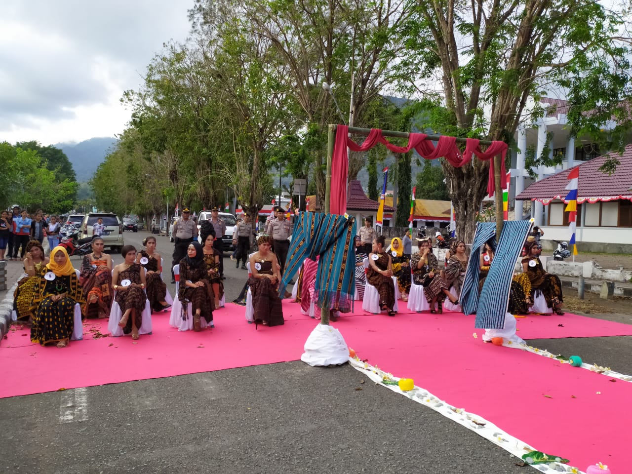 Jaga Ketertiban Pengunjung, Anggota Polres Ende Lakukan Pengamanan Pagelaran Flores Ethnic Fashion