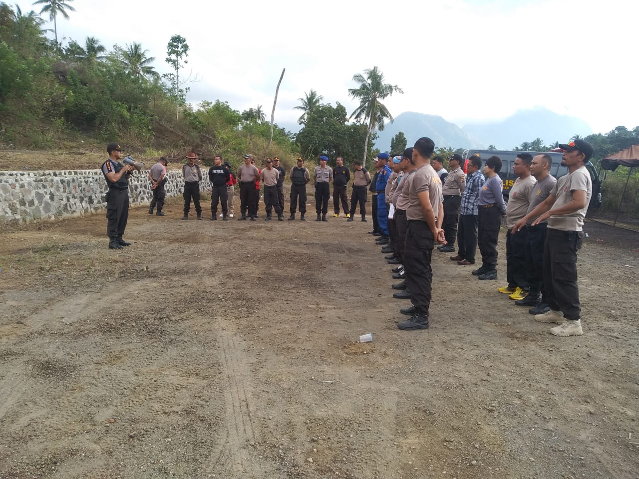 Anggota Polres Ende Latihan Menembak