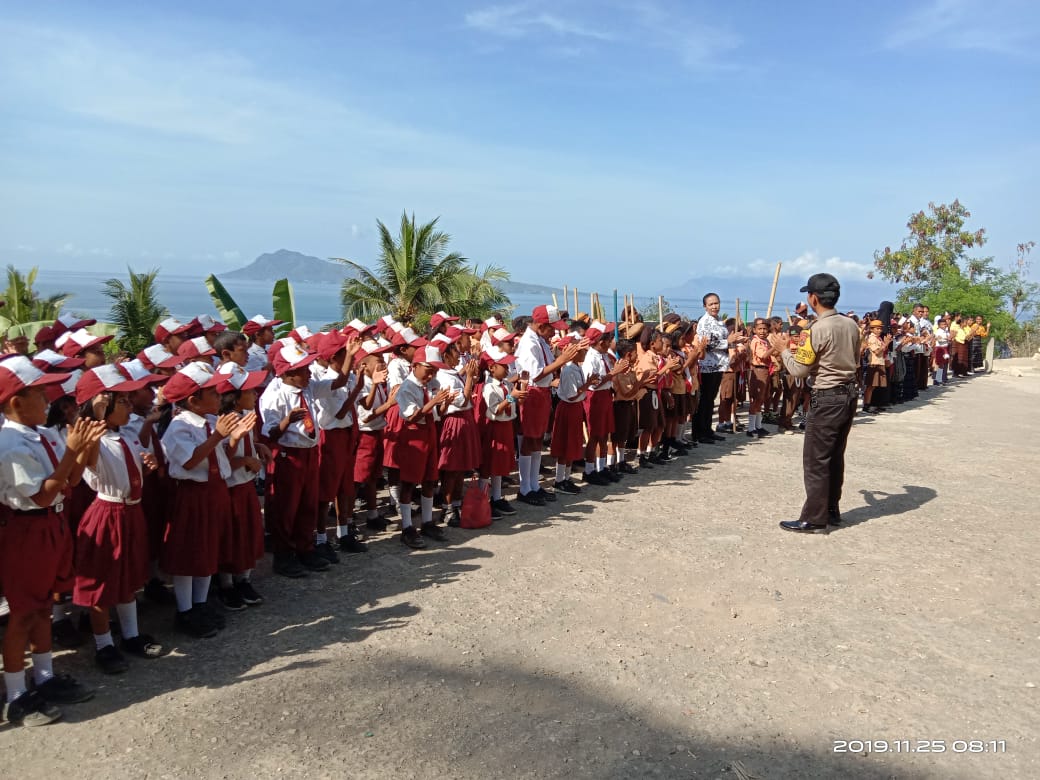 Police Goes To School Bhabinkamtibmas Sambangi SD Inpres Barai 2 Desa Borokanda