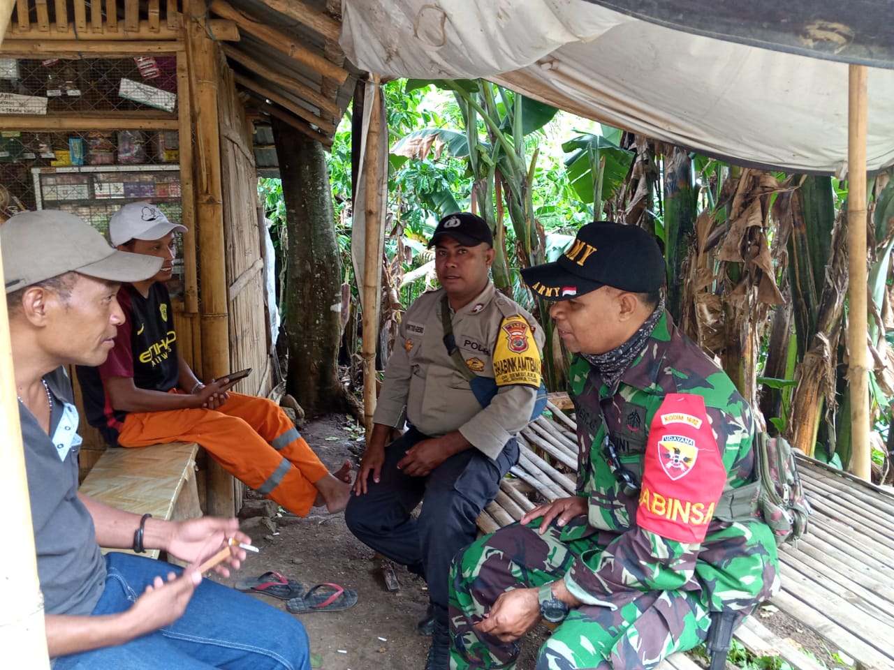 Tingkatkan Sinergitas, Bhabinkamtibmas Dan Bhabinsa Laksanakan Sambang Di Desa Binaannya