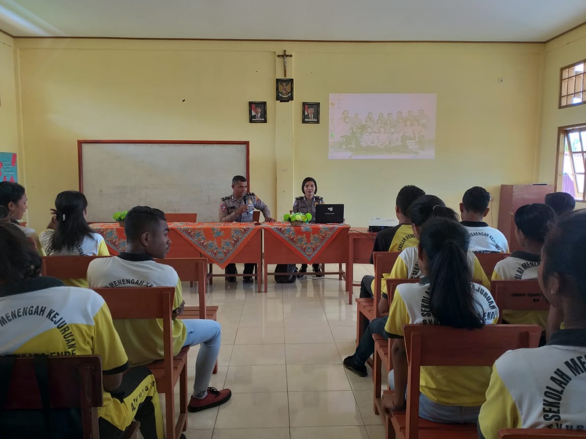 Dalam Minimalisir Angka Laka Lantas, Kanit Dikyasa Satlantas Polres Ende Laksanakan Kegiatan Police Go To School