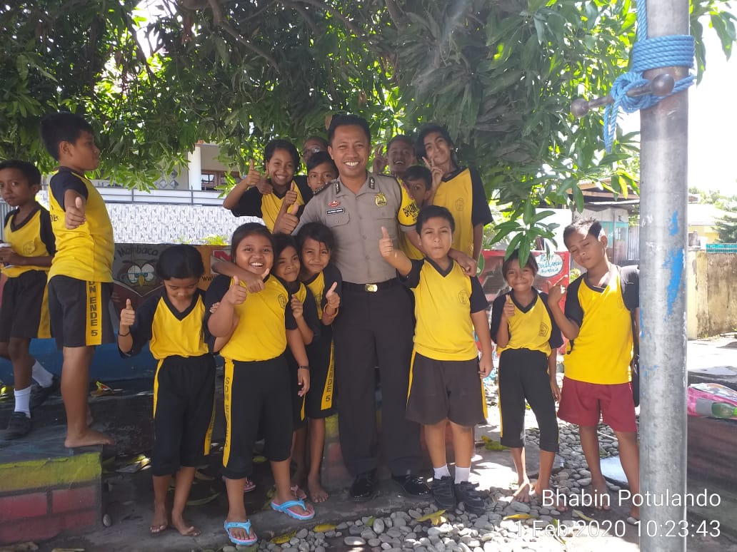 Polisi Sahabat Anak, Bhabinkamtibmas Sambangi Anak Anak SD