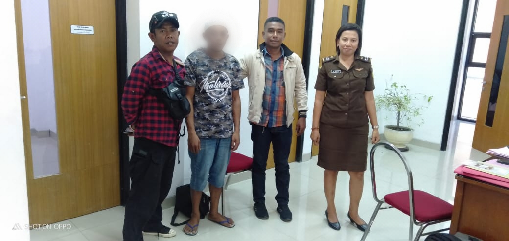 Unit Reskrim Polsek Detusoko, Lakukan Penyerahan Tersangka Dan Barang Bukti Ke Kejaksaan