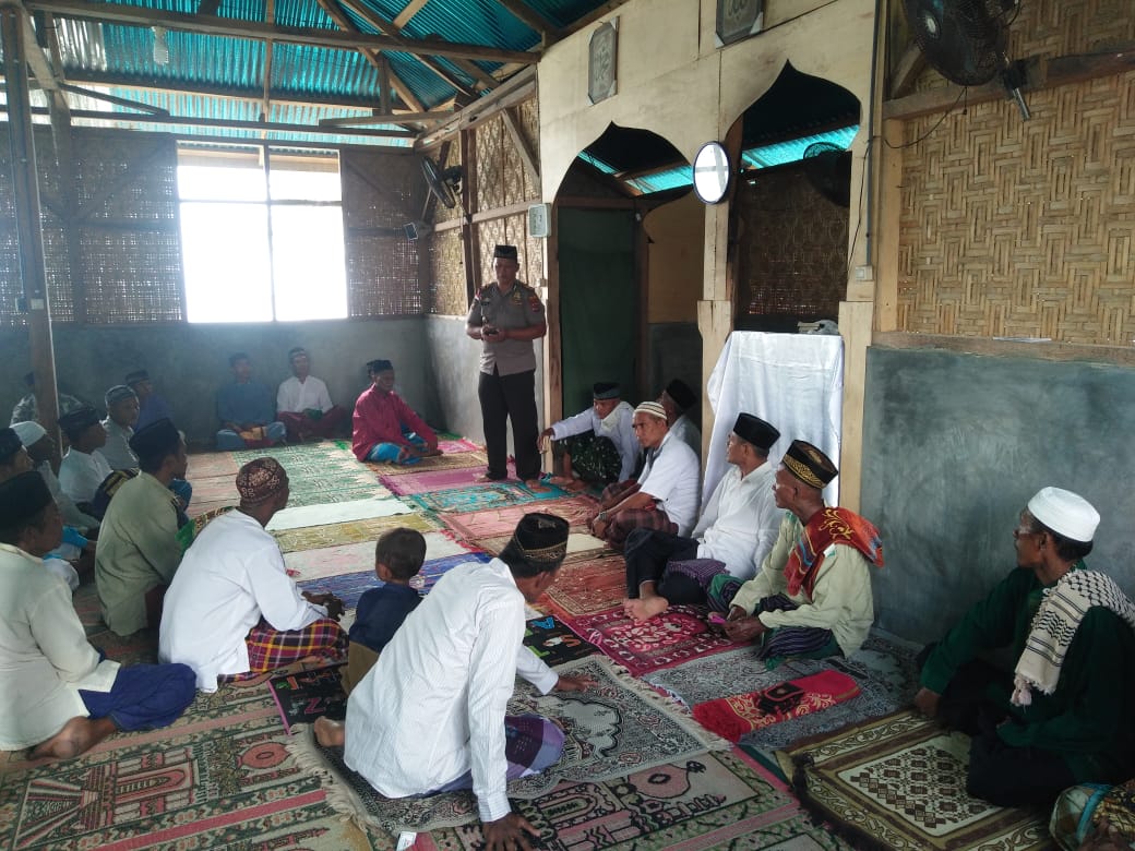 Safari Sholat Jumat Berjamaah Kapolsek Dan Anggota Bersama Warga