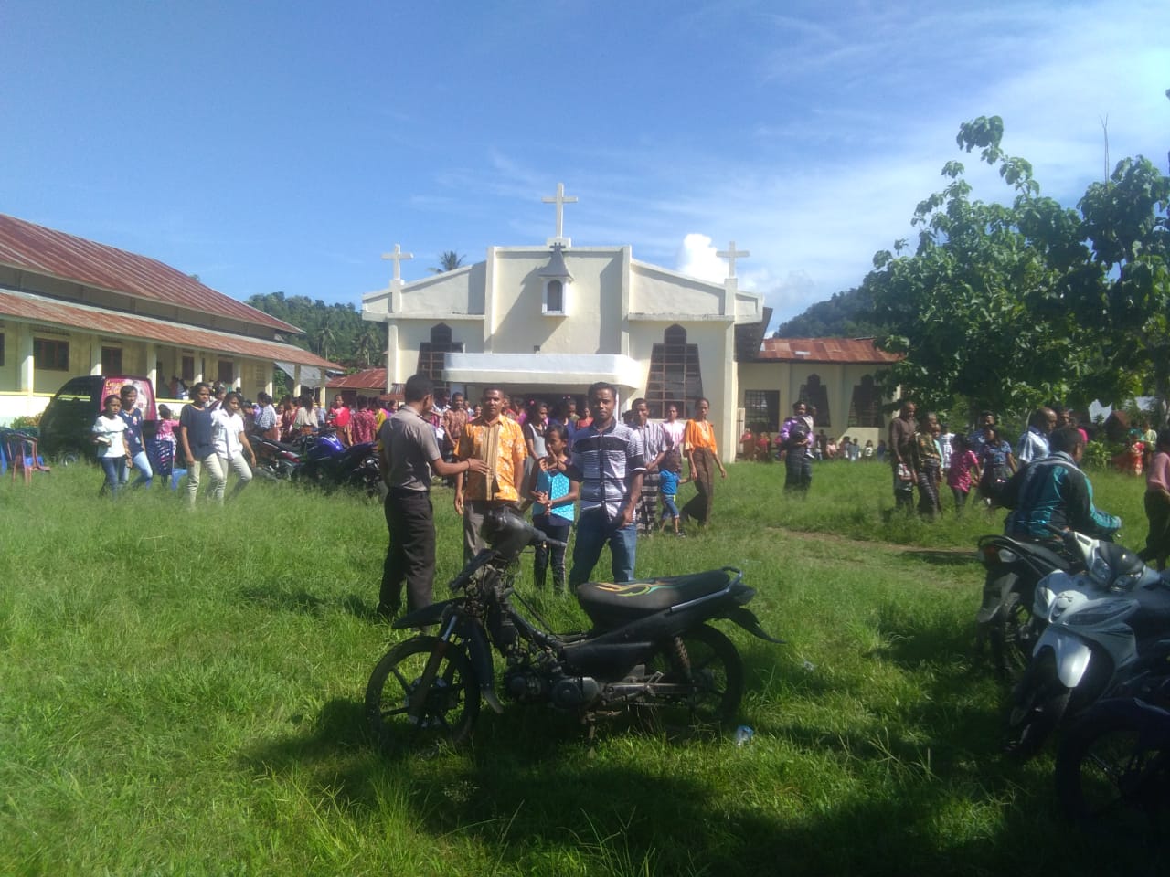 Bhabinkamtibmas Polsek Ende Amankan Ibadah Rabu Abu di Gereja St. Martin Depores Nuabosi