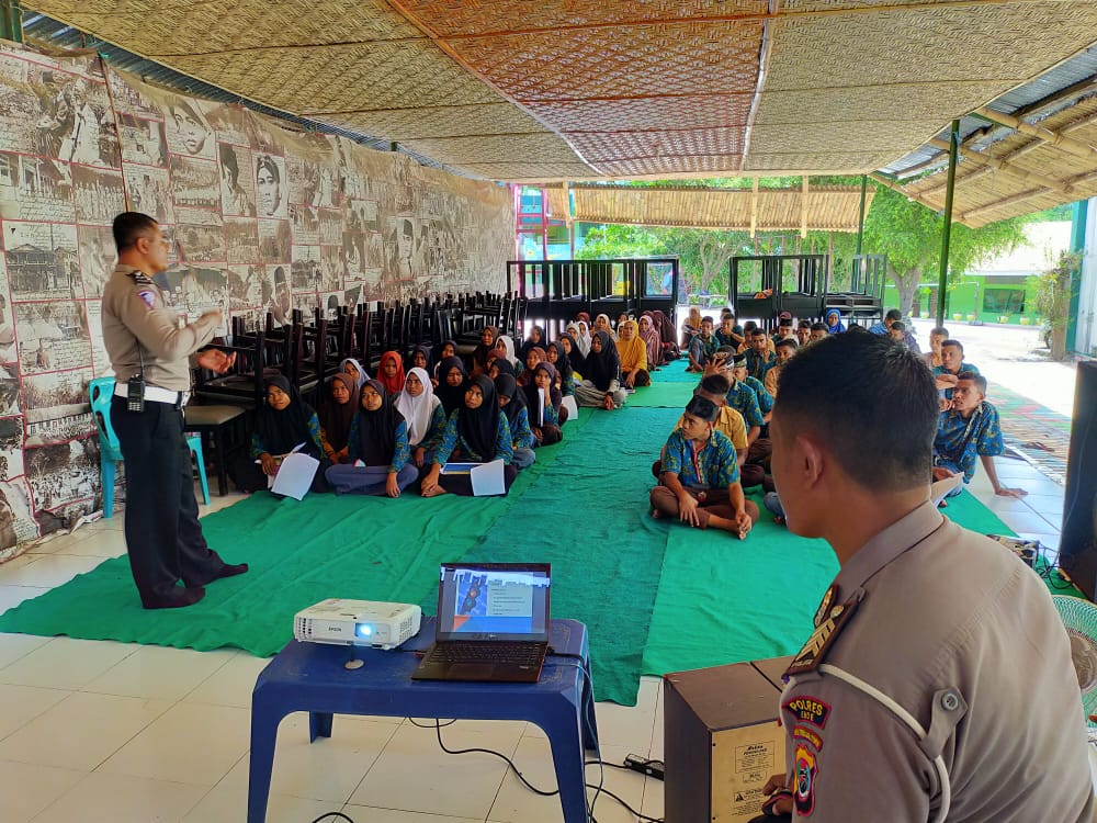 Sosialisasi Tertib Berkendara, Kanit Dikyasa Sat Lantas Polres Ende Datangi Pondok Pesantren Wali Songo Ende