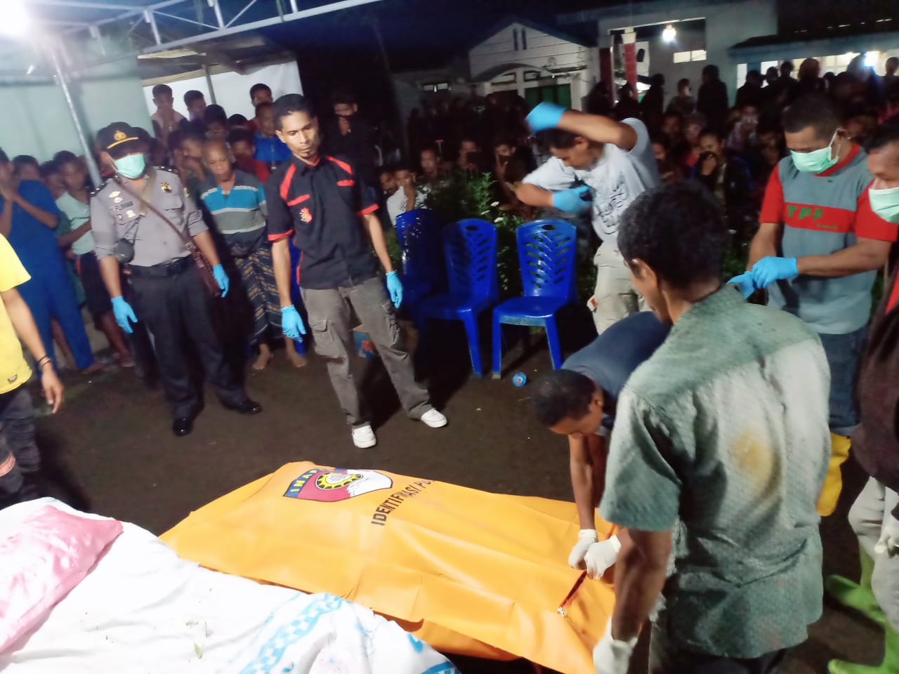 Personil Polsek Ende Bantu Evakuasi Penemuan Mayat Di Jurang