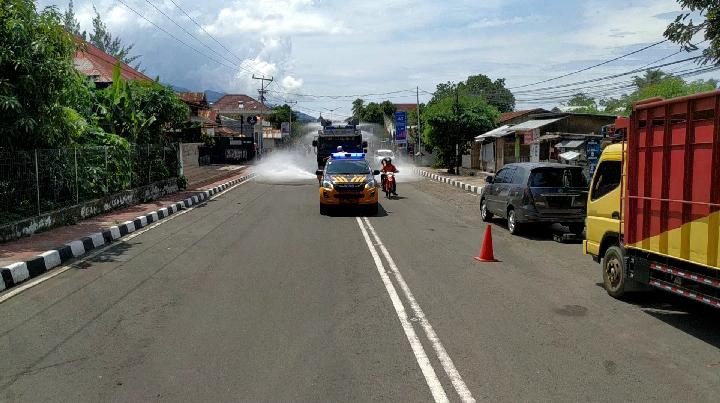 Tanggap Cepat Covid-19,Polres Ende Lakukan Penyemprotan Disenfektan Di Seluruh Jalanan Kota Ende